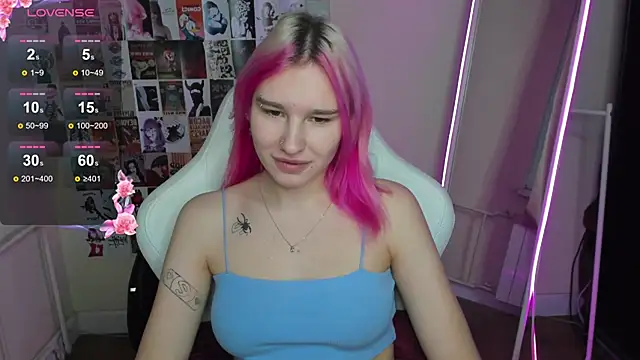 Snapshot of EvelinaLuu chatting on 3, 12, 2025 EvelinaLuu online show from 3, 12, 2025