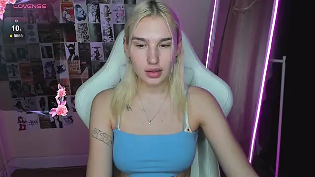 Snapshot of EvelinaLuu chatting on 8, 11, 2025 EvelinaLuu online show from 8, 11, 2025