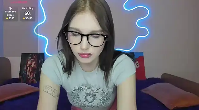 Snapshot of EvelinaLuu chatting on 8, 3, 2025 EvelinaLuu online show from 8, 3, 2025