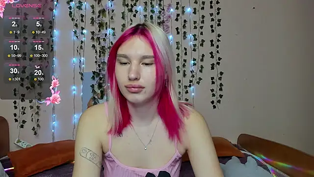 Snapshot of EvelinaLuu chatting on 21, 11, 2025 EvelinaLuu online show from 21, 11, 2025