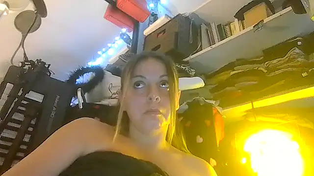 Snapshot of ShysluutGia chatting on 5, 7, 2026 ShysluutGia online show from 5, 7, 2026