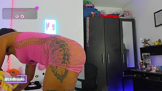 Annaa Brooks online show from 6, 11, 2025