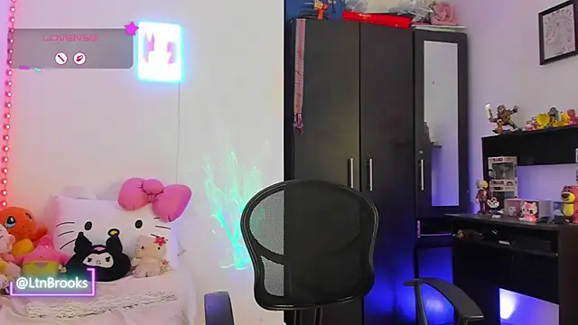 Annaa Brooks online show from 7, 11, 2025