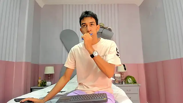 Snapshot of sweet_boy_sweet06 chatting on 11, 3, 2025 sweet boy sweet06 online show from 11, 3, 2025