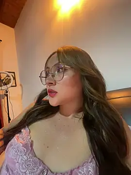 ValentinaOrtiz3 online show from 18, 2, 2025