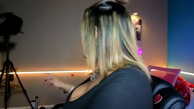 bossyroxy84 online show from 23, 2, 2026