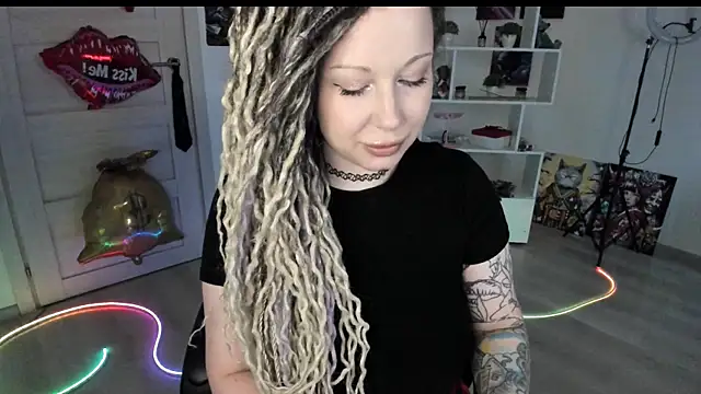 Snapshot of HoneySallyMoore chatting on 17, 5, 2026 HoneySallyMoore online show from 17, 5, 2026