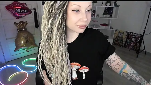 Snapshot of HoneySallyMoore chatting on 14, 5, 2026 HoneySallyMoore online show from 14, 5, 2026