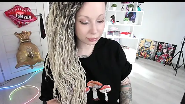 Snapshot of HoneySallyMoore chatting on 18, 6, 2026 HoneySallyMoore online show from 18, 6, 2026