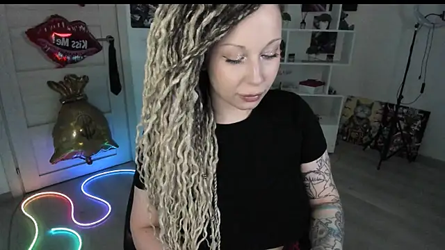 Snapshot of HoneySallyMoore chatting on 26, 5, 2026 HoneySallyMoore online show from 26, 5, 2026