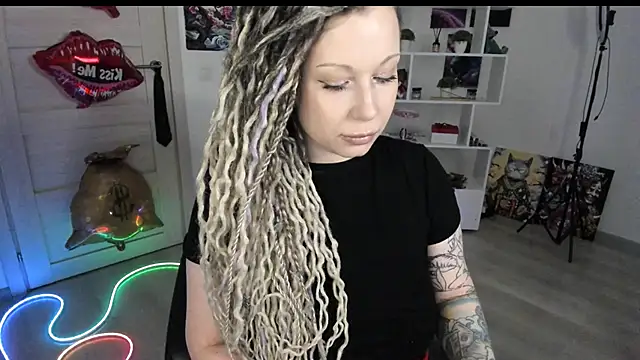 Snapshot of HoneySallyMoore chatting on 3, 5, 2026 HoneySallyMoore online show from 3, 5, 2026