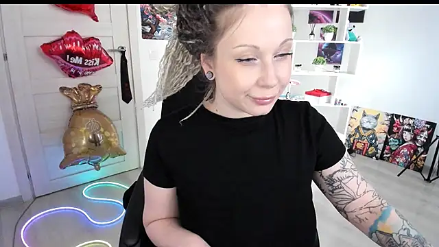 Snapshot of HoneySallyMoore chatting on 9, 5, 2026 HoneySallyMoore online show from 9, 5, 2026