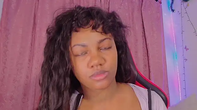 Snapshot of Daphnewalker__ chatting on 18, 12, 2025 Daphnewalker online show from 18, 12, 2025