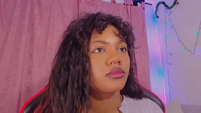 Snapshot of Daphnewalker__ chatting on 19, 12, 2025 Daphnewalker online show from 19, 12, 2025