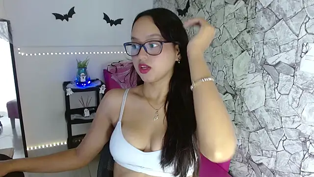 Emilybateee online show from 15, 10, 2025