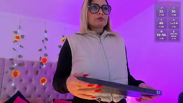 Snapshot of CandieGilson__ chatting on 8, 10, 2025 CandieGilson online show from 8, 10, 2025