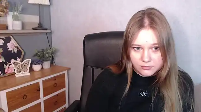 JULIE xKISS online show from 14, 2, 2025