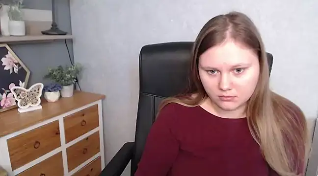 JULIE xKISS online show from 24, 2, 2025