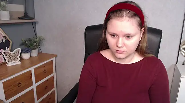 JULIE xKISS online show from 25, 2, 2025