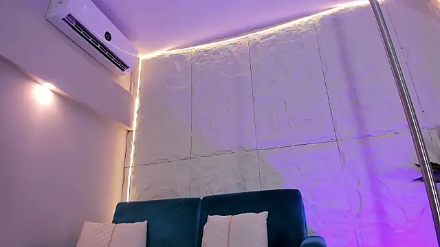 Snapshot of MelanieHillss chatting on 2, 2, 2026 MelanieHillss online show from 2, 2, 2026