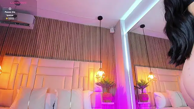 MelanieHillss online show from 5, 10, 2025