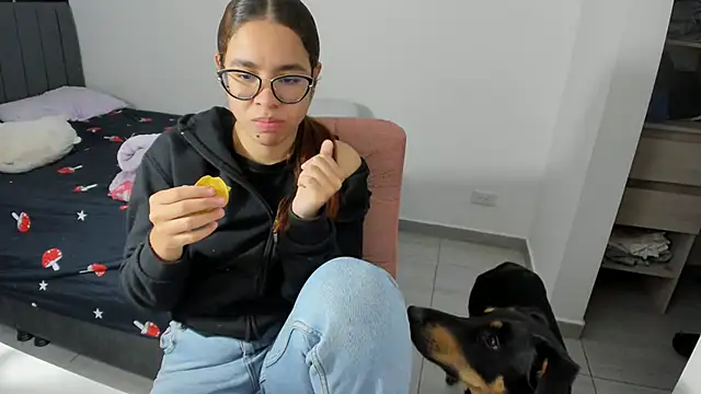 Greciaruiz  online show from 17, 11, 2025