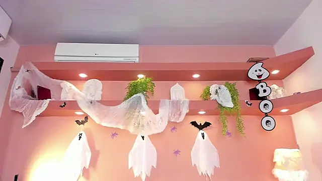 Snapshot of SofiaBennett_ chatting on 6, 10, 2025 SofiaBennett online show from 6, 10, 2025