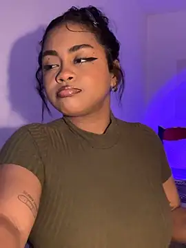 Snapshot of Dahiana_Giil chatting on 29, 10, 2025 Dahiana Giil online show from 29, 10, 2025