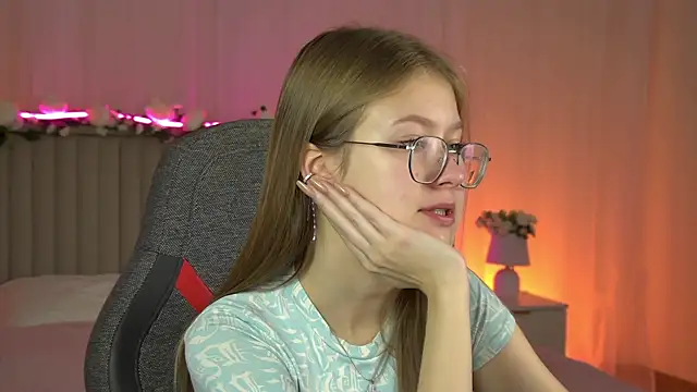 EveMundie online show from 3, 10, 2025