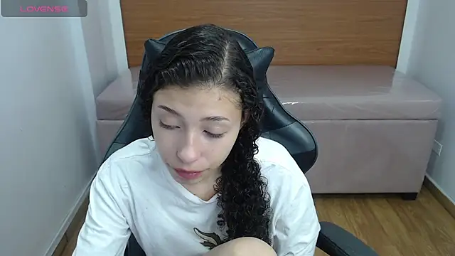 Snapshot of danatella_a chatting on 21, 12, 2025 danatella a online show from 21, 12, 2025