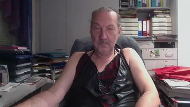 Snapshot of HMStraps01 chatting on 18, 12, 2025 HMStraps01 online show from 18, 12, 2025