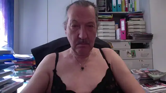 Snapshot of HMStraps01 chatting on 4, 5, 2026 HMStraps01 online show from 4, 5, 2026