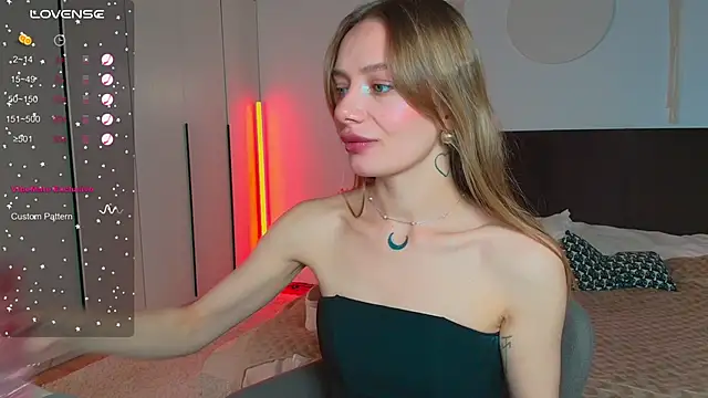 Snapshot of LunaticaBae chatting on 9, 10, 2025 LunaticaBae online show from 9, 10, 2025