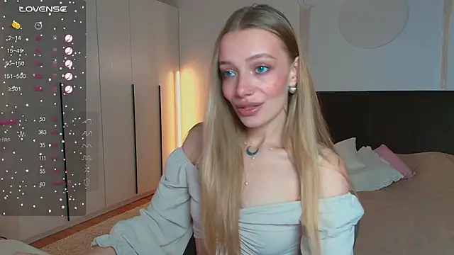 Snapshot of LunaticaBae chatting on 12, 9, 2025 LunaticaBae online show from 12, 9, 2025