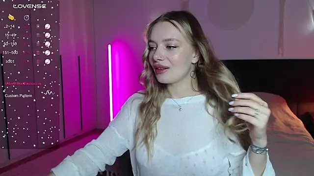 Snapshot of LunaticaBae chatting on 24, 2, 2025 LunaticaBae online show from 24, 2, 2025