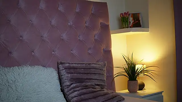 Snapshot of MaiaMini chatting on 14, 10, 2025 MaiaMini online show from 14, 10, 2025