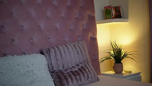 Snapshot of MaiaMini chatting on 12, 9, 2025 MaiaMini online show from 12, 9, 2025