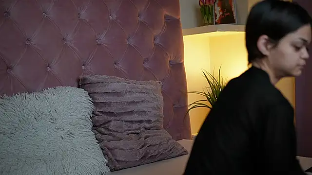 Snapshot of MaiaMini chatting on 13, 10, 2025 MaiaMini online show from 13, 10, 2025