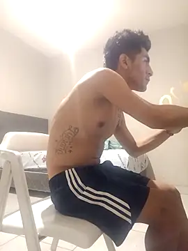 Snapshot of LeonRoots chatting on 4, 11, 2025 LeonRoots online show from 4, 11, 2025