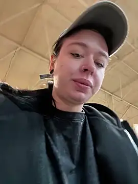 AlishaPrettyBlade online show from 5, 4, 2026