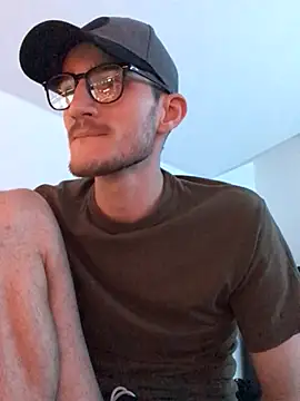 Snapshot of yoyoboy988 chatting on 8, 3, 2025 yoyoboy988 online show from 8, 3, 2025