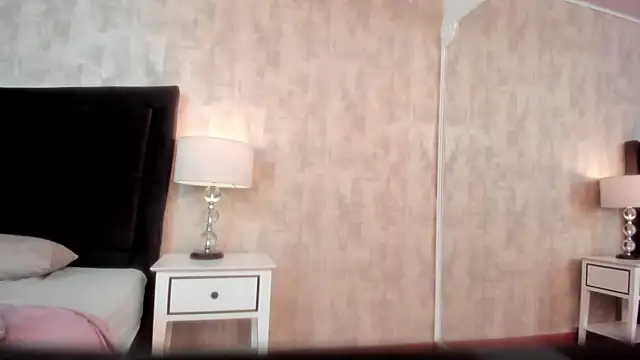 NahomyCarther online show from 15, 11, 2025