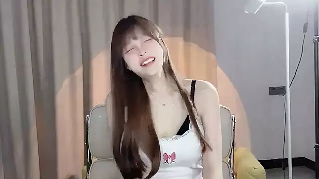 Snapshot of Annnnqi-77 chatting on 12, 3, 2025 Annnnqi-77 online show from 12, 3, 2025