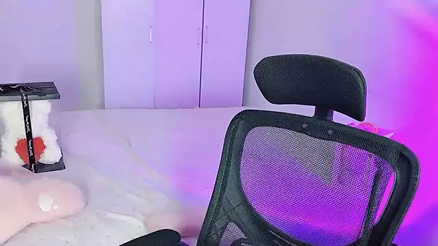 Snapshot of Annnnqi-77 chatting on 13, 10, 2025 Annnnqi-77 online show from 13, 10, 2025