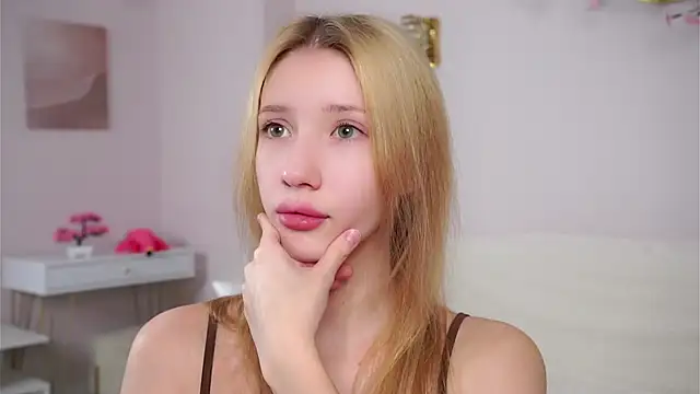 Snapshot of SunnivaCovil chatting on 9, 3, 2026 SunnivaCovil online show from 9, 3, 2026