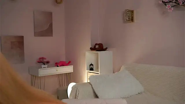 Snapshot of SunnivaCovil chatting on 5, 4, 2026 SunnivaCovil online show from 5, 4, 2026