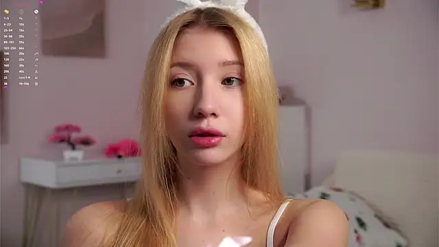 Snapshot of SunnivaCovil chatting on 23, 3, 2026 SunnivaCovil online show from 23, 3, 2026