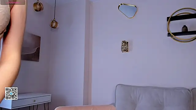 SunnivaCovil online show from 5, 3, 2025