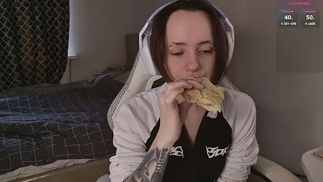 Luna Loveee online show from 9, 4, 2026