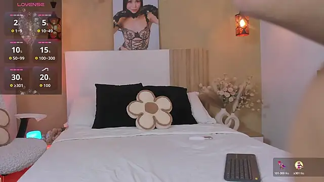 Snapshot of Lucia_Brown_ chatting on 4, 11, 2025 Lucia Brown online show from 4, 11, 2025